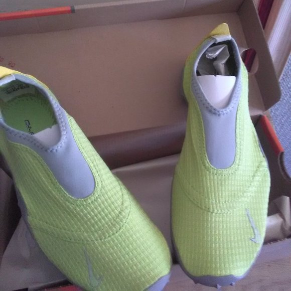 nike women's aqua socks